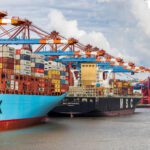 Containerschiffe in einem Hafen