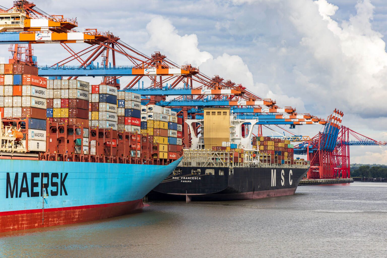 Containerschiffe in einem Hafen
