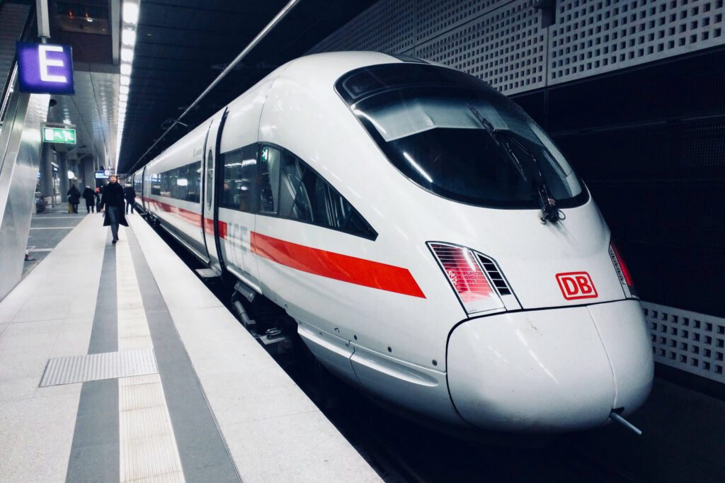 ICE in einem Bahnhof